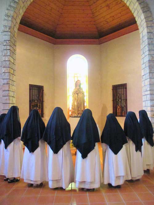 Moniales bénédictines de l'abbaye ND Saint-Eustase en prière