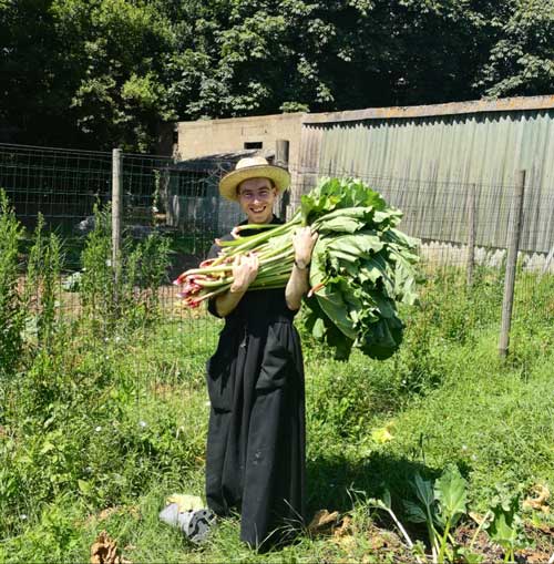 moine de l'abbaye Sainte-Anne de Kergonan au jardin