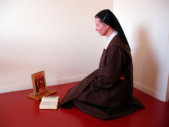 moniale carmélite de Flavignerot en prière