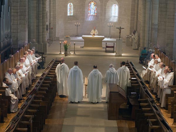 Moines de l'abbaye d'Aiguebelle en prière dans le choeur