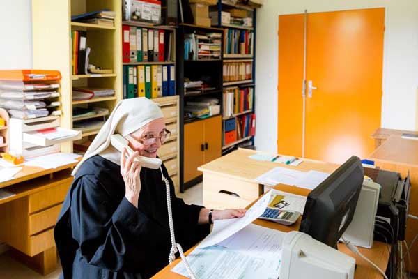 moniale du monastère ND de Bouzy la Forêt au travail