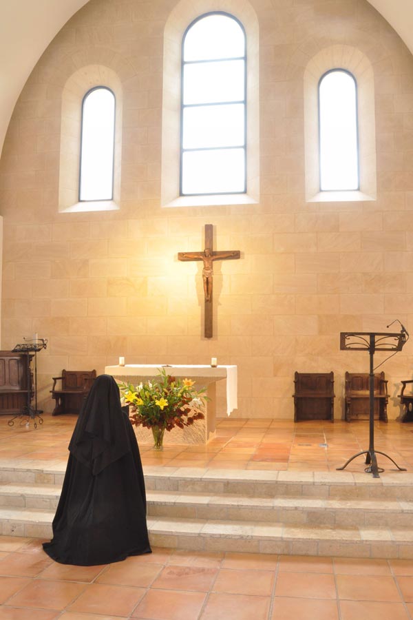 moniale dominicaine de Saint-Maximin en prière à l'église du monastère