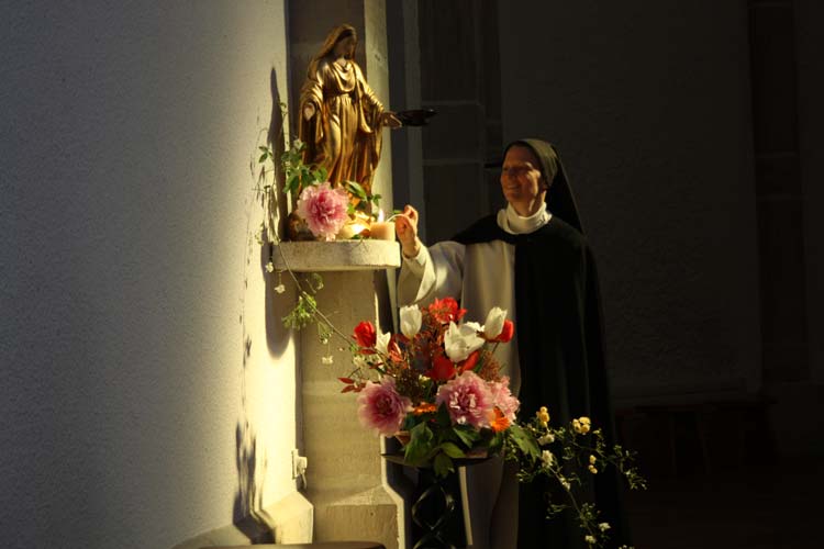 moniale dominicaine de Taulignan en prière