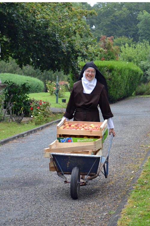 carmélite de Saint-Sever au travail au jardin