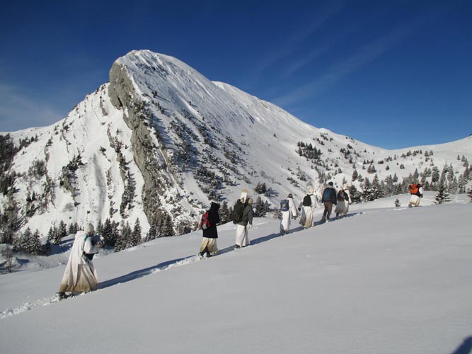moines du monastère de Currière-en-Chartreuse en balade en hiver dans la neige