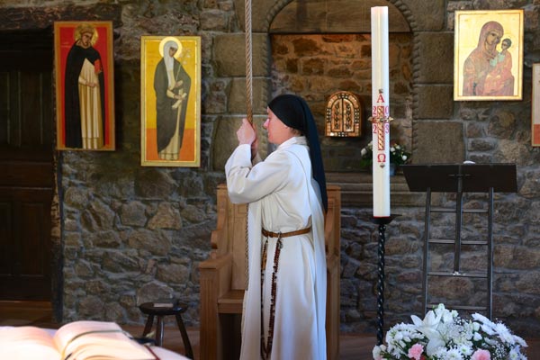 moniale dominicaine de Beaufort appelant ses soeurs à la prière