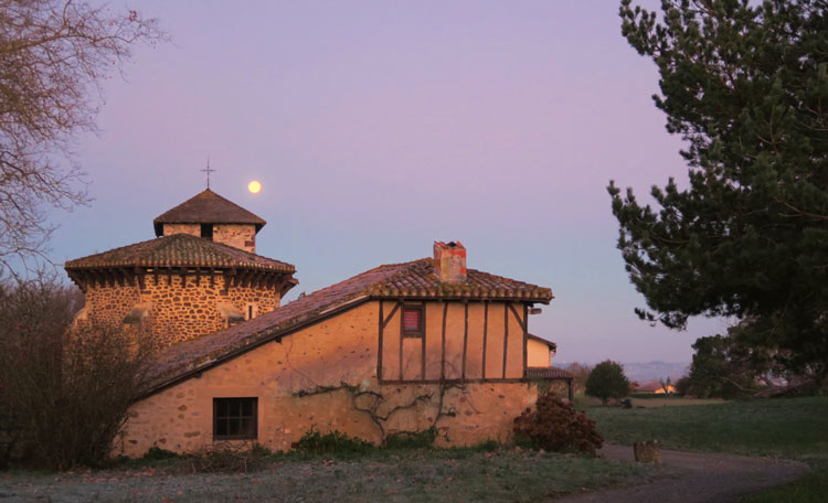 Lever de soleil sur la vieille église de l'abbaye de Maylis