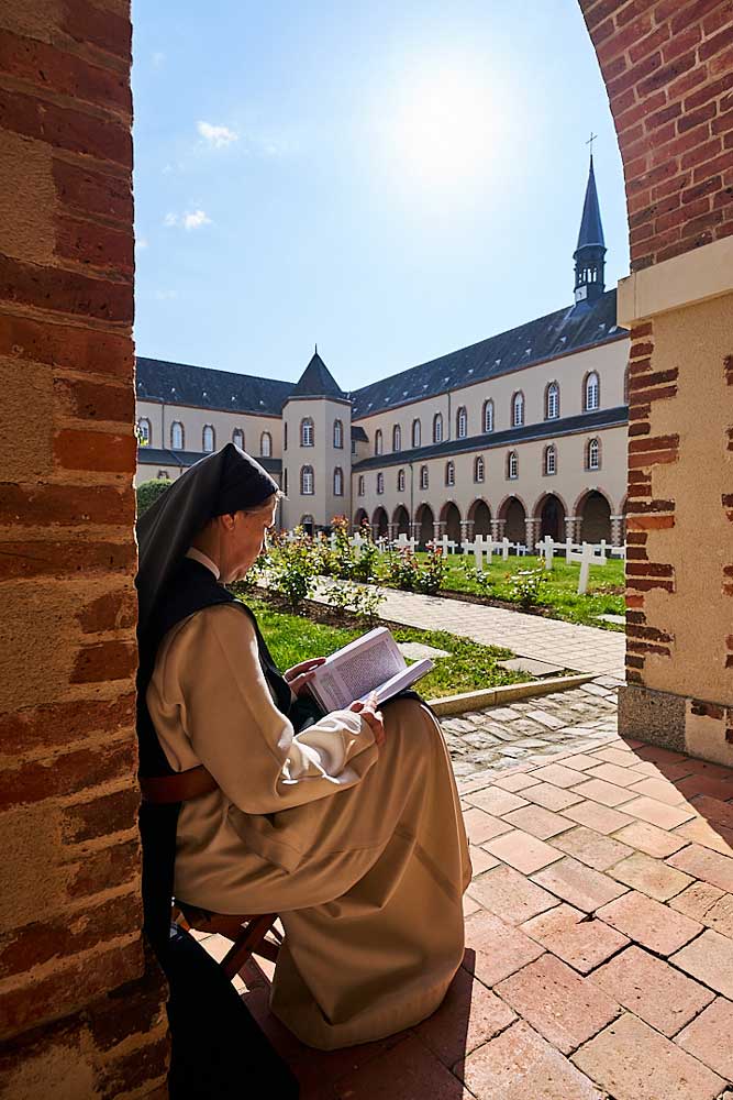 La Coudre -moniale - lecture -cloitre