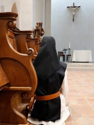 Soeur-qui-prie-laval